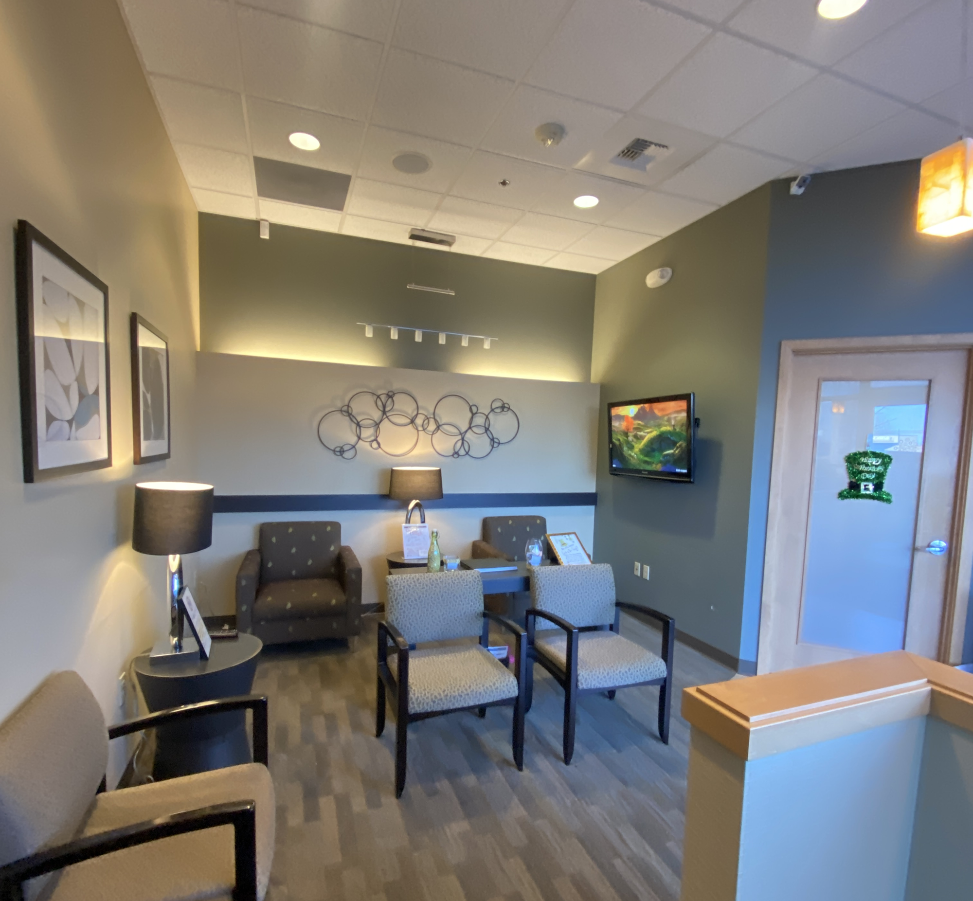 Welcoming Dental Office Lobby – Dentist Tacoma Inviting dental office lobby with modern seating, decor, and a mounted TV – Dentist Tacoma